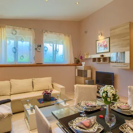 Дом отдыха Holiday House Bruno Шишан